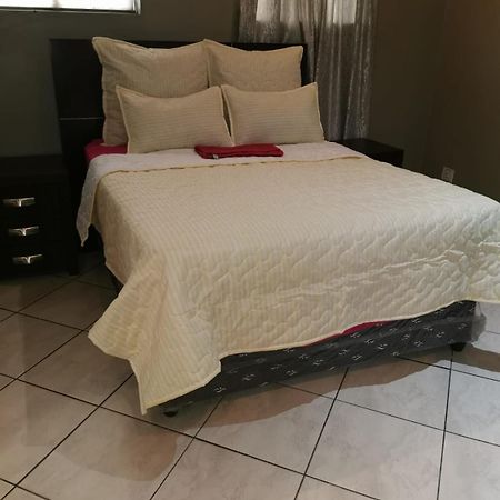 Ebony Guest House Pretoria-Noord Esterno foto