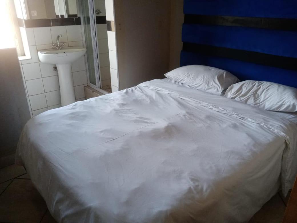 Ebony Guest House Pretoria-Noord Esterno foto